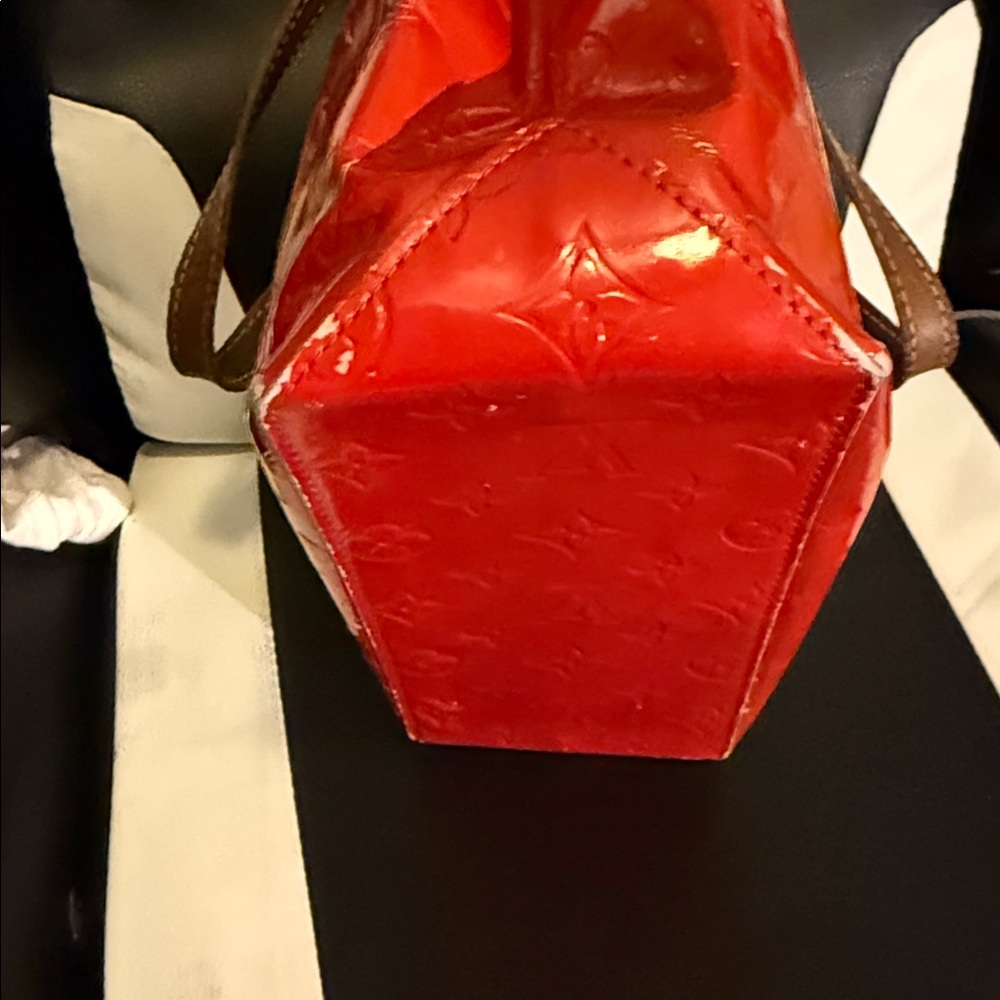 Louis Vuitton Vibrant Red Vernis Tote with leather Handles - Picture 7 of 11